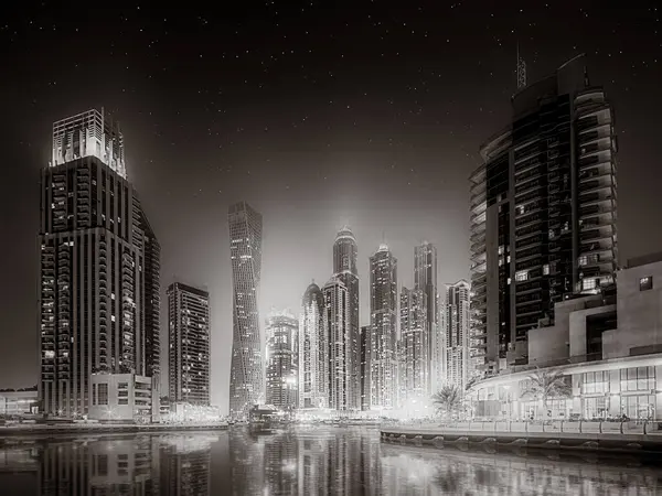 Gökdelenler ve su üzerindeki köprü, siyah-beyaz tarzı, şehir arkaplanı, şehir gelişimi konsepti, Dubai Marina körfezi BAE