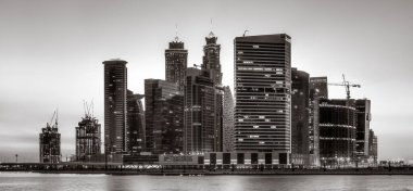 Tek renkli şehir gökdelenleri bulutlu bir gökyüzü altında sakin suyu yansıtan gökdelenler, kentsel gelişim konsepti, Dubai Marina Körfezi BAE