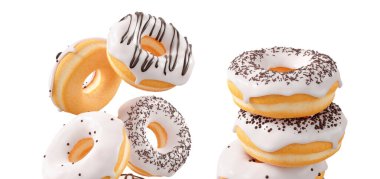 Beyaz çikolata kaplı çörekler, serpiştirmeler, beyaz çiselemeler ve beyaz şeffaf arka planda izole edilmiş noktalar. 3D görüntüleme ve tatlı çeşitliliği