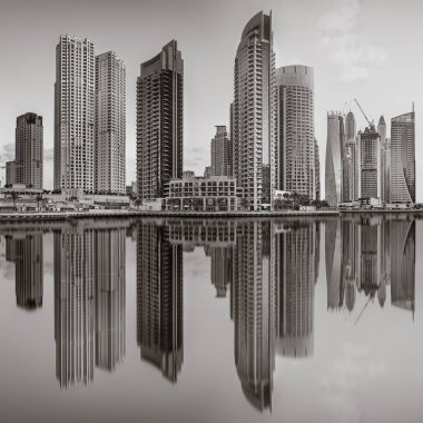 Yat ve bulutlu gökyüzü, Dubai, Birleşik Arap Emirlikleri Dubai Marina Körfezi'nin panoramik görünüm.