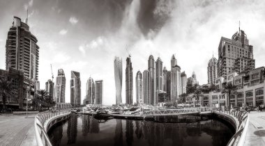 Yat ve bulutlu gökyüzü, Dubai, Birleşik Arap Emirlikleri Dubai Marina Körfezi'nin panoramik görünüm