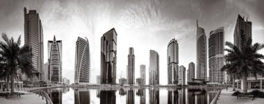 Gökdelenler ve Kentsel şehir gökdelenleri su, siyah-beyaz stil, şehir geçmişi, şehir gelişimi konsepti, Dubai Marina Körfezi BAE
