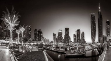 Gökdelenler ve su üzerindeki köprü, siyah-beyaz tarzı, şehir arkaplanı, şehir gelişimi konsepti, Dubai Marina körfezi BAE