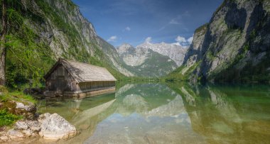Berchtesgaden Ulusal Parkı 'ndaki Bootshaus am Obersee Gölü, Yukarı Bavyera Alpleri, Almanya, Avrupa. Doğa konseptinin güzelliği.