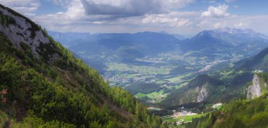 Berchtesgaden Ulusal Parkı, Yukarı Bavyera Alpleri, Almanya ve Avrupa 'daki Jenner Dağı yakınlarındaki dağ vadisinin güzel manzarası. Doğa konseptinin güzelliği.