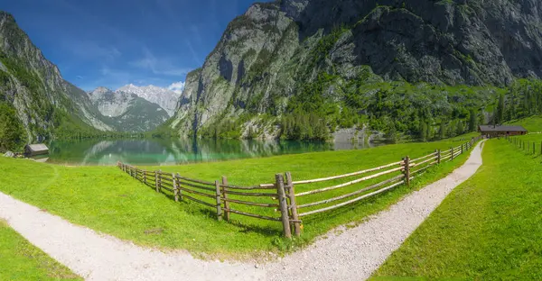 Berchtesgaden Ulusal Parkı, Yukarı Bavyera Alpleri, Almanya ve Avrupa 'daki Obersee Gölü yakınlarındaki dağ vadisinin güzel manzarası. Doğa konseptinin güzelliği.