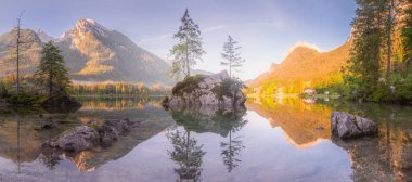 Dağ manzarası ve güzel Hintersee gölde Berchtesgaden Milli Parkı, üst Bavyera Alpleri, Almanya, Avrupa görünümünü. Doğa kavramı arka plan güzelliği.