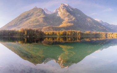 Dağ manzarası ve güzel Hintersee gölde Berchtesgaden Milli Parkı, üst Bavyera Alpleri, Almanya, Avrupa görünümünü. Doğa kavramı arka plan güzelliği.