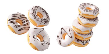 Beyaz çikolata kaplı çörekler, serpiştirmeler, beyaz çiselemeler ve beyaz şeffaf arka planda izole edilmiş noktalar. 3D görüntüleme ve tatlı çeşitliliği