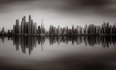 Tek renkli şehir gökdelenleri bulutlu bir gökyüzü altında sakin suyu yansıtan gökdelenler, kentsel gelişim konsepti, Dubai Marina Körfezi BAE