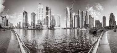 Gökdelenler ve su üzerindeki köprü, siyah-beyaz tarzı, şehir arkaplanı, şehir gelişimi konsepti, Dubai Marina körfezi BAE