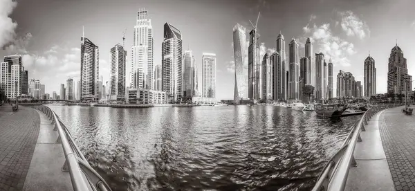 Gökdelenler ve su üzerindeki köprü, siyah-beyaz tarzı, şehir arkaplanı, şehir gelişimi konsepti, Dubai Marina körfezi BAE