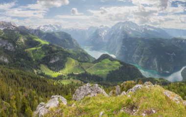 Berchtesgaden Ulusal Parkı 'ndaki Jenner Dağı yakınlarındaki Konigsee Gölü manzarası, Yukarı Bavyera Alpleri, Almanya, Avrupa. Doğa konseptinin güzelliği.