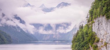 Berchtesgaden Ulusal Parkı 'ndaki Jenner Dağı yakınlarındaki Konigsee Gölü manzarası, Yukarı Bavyera Alpleri, Almanya, Avrupa. Doğa konseptinin güzelliği.