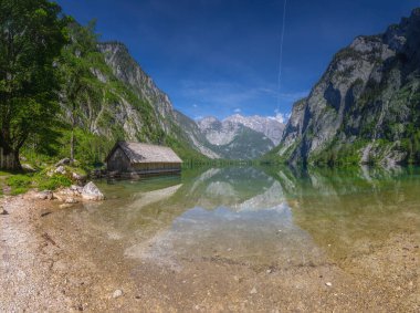 Berchtesgaden Ulusal Parkı 'ndaki Bootshaus am Obersee Gölü, Yukarı Bavyera Alpleri, Almanya, Avrupa. Doğa konseptinin güzelliği.