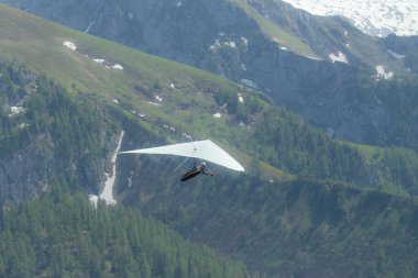 Berchtesgaden Ulusal Parkı 'nda Jenner Dağı yakınlarındaki dağ vadisi ve Konigssee gölü üzerinde planörlü uçuş, Almanya, Avrupa. Doğa konseptinin güzelliği.