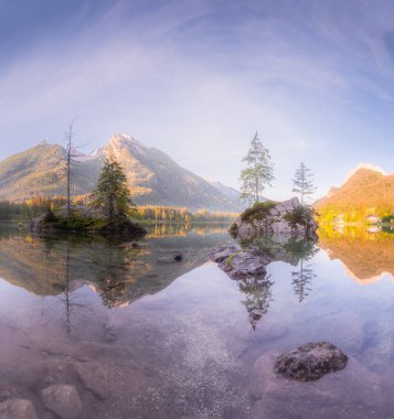 Dağ manzarası ve güzel Hintersee gölde Berchtesgaden Milli Parkı, üst Bavyera Alpleri, Almanya, Avrupa görünümünü. Doğa kavramı arka plan güzelliği.