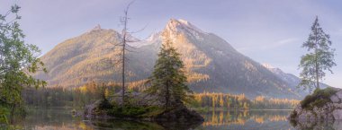 Dağ manzarası ve güzel Hintersee gölde Berchtesgaden Milli Parkı, üst Bavyera Alpleri, Almanya, Avrupa görünümünü. Doğa kavramı arka plan güzelliği.