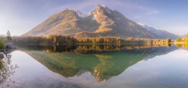Dağ manzarası ve güzel Hintersee gölde Berchtesgaden Milli Parkı, üst Bavyera Alpleri, Almanya, Avrupa görünümünü. Doğa kavramı arka plan güzelliği.