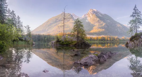 Dağ manzarası ve güzel Hintersee gölde Berchtesgaden Milli Parkı, üst Bavyera Alpleri, Almanya, Avrupa görünümünü. Doğa kavramı arka plan güzelliği.