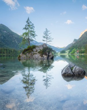 Dağ manzarası ve güzel Hintersee gölde Berchtesgaden Milli Parkı, üst Bavyera Alpleri, Almanya, Avrupa görünümünü. Doğa kavramı arka plan güzelliği.