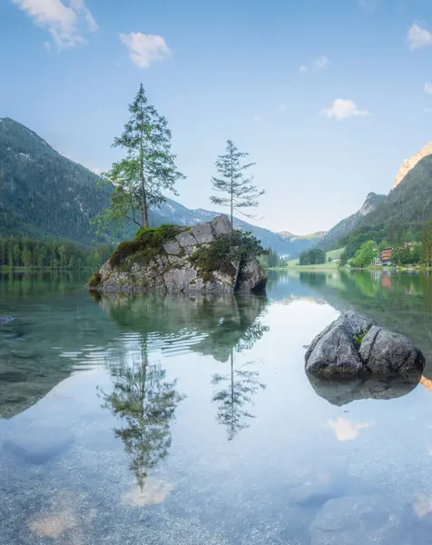 Dağ manzarası ve güzel Hintersee gölde Berchtesgaden Milli Parkı, üst Bavyera Alpleri, Almanya, Avrupa görünümünü. Doğa kavramı arka plan güzelliği.
