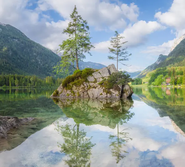 Dağ manzarası ve güzel Hintersee gölde Berchtesgaden Milli Parkı, üst Bavyera Alpleri, Almanya, Avrupa görünümünü. Doğa kavramı arka plan güzelliği.