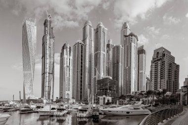 Yat ve bulutlu gökyüzü, Dubai, Birleşik Arap Emirlikleri Dubai Marina Körfezi'nin panoramik görünüm.