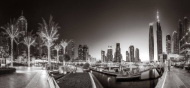 Gökdelenler ve Kentsel şehir gökdelenleri su, siyah-beyaz stil, şehir geçmişi, şehir gelişimi konsepti, Dubai Marina Körfezi BAE