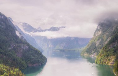 Berchtesgaden Ulusal Parkı 'ndaki Jenner Dağı yakınlarındaki Konigsee Gölü manzarası, Yukarı Bavyera Alpleri, Almanya, Avrupa. Doğa konseptinin güzelliği.