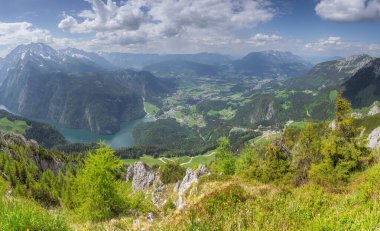Berchtesgaden Ulusal Parkı, Yukarı Bavyera Alpleri, Almanya ve Avrupa 'daki Jenner Dağı yakınlarındaki dağ vadisinin güzel manzarası. Doğa konseptinin güzelliği.