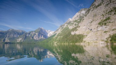 Berchtesgaden Ulusal Parkı 'ndaki Jenner Dağı yakınlarındaki Konigsee Gölü manzarası, Yukarı Bavyera Alpleri, Almanya, Avrupa. Doğa konseptinin güzelliği.