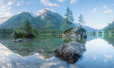 Dağ manzarası ve güzel Hintersee gölde Berchtesgaden Milli Parkı, üst Bavyera Alpleri, Almanya, Avrupa görünümünü. Doğa kavramı arka plan güzelliği.