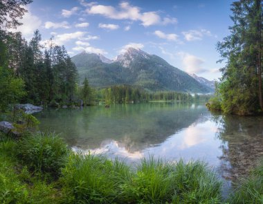 Dağ manzarası ve güzel Hintersee gölde Berchtesgaden Milli Parkı, üst Bavyera Alpleri, Almanya, Avrupa görünümünü. Doğa kavramı arka plan güzelliği.