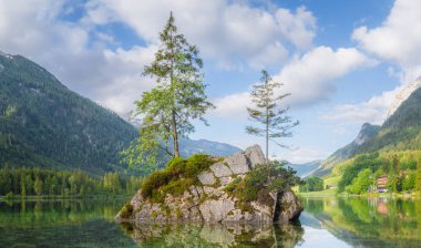 Dağ manzarası ve güzel Hintersee gölde Berchtesgaden Milli Parkı, üst Bavyera Alpleri, Almanya, Avrupa görünümünü. Doğa kavramı arka plan güzelliği.