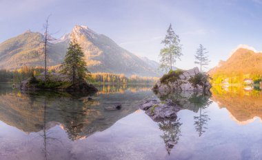 Dağ manzarası ve güzel Hintersee gölde Berchtesgaden Milli Parkı, üst Bavyera Alpleri, Almanya, Avrupa görünümünü. Doğa kavramı arka plan güzelliği.