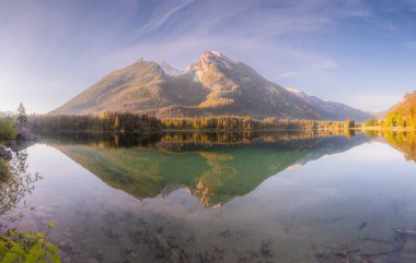 Dağ manzarası ve güzel Hintersee gölde Berchtesgaden Milli Parkı, üst Bavyera Alpleri, Almanya, Avrupa görünümünü. Doğa kavramı arka plan güzelliği.