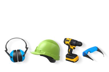 Kask, kulaklık, kablosuz matkap ve gözlük içeren koruyucu ekipmanlar kırpma yolu ile beyaz arka planda izole edilmiş, güvenlik inşaat giysisi konsepti