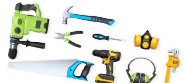 Yapı araçları, miğferler ve güvenlik teçhizatlarının toplanması, kırpma yolu ile beyaz arka planda izole edilmiş, iş güvenliğini sembolize ediyor ve sanayiyi inşa ediyor