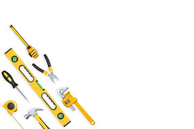 Çekiç, pense, tornavida ve mezura gibi çeşitli inşaat aletleri, kırpma yolu ile beyaz arka planda izole edilmiş, ev onarımı kavramı
