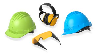 Kask, kulaklık, kablosuz matkap ve gözlük içeren koruyucu ekipmanlar kırpma yolu ile beyaz arka planda izole edilmiş, güvenlik inşaat giysisi konsepti
