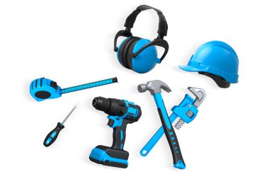 Güvenlik kaskı, çekiç, boru anahtarı ve elektrikli matkap kesme yolu olan beyaz arka planda izole edilmiş. İnşaat araçları ve güvenlik kavramı
