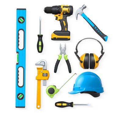 Yapı araçları, miğferler ve güvenlik teçhizatlarının toplanması, kırpma yolu ile beyaz arka planda izole edilmiş, iş güvenliğini sembolize ediyor ve sanayiyi inşa ediyor