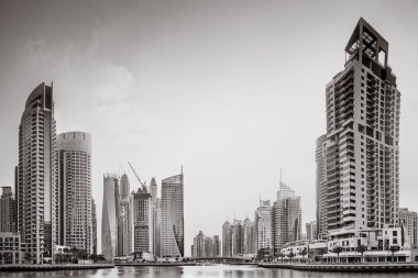 Yat ve bulutlu gökyüzü, Dubai, Birleşik Arap Emirlikleri Dubai Marina Körfezi'nin panoramik görünüm.