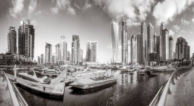 Yat ve bulutlu gökyüzü, Dubai, Birleşik Arap Emirlikleri Dubai Marina Körfezi'nin panoramik görünüm