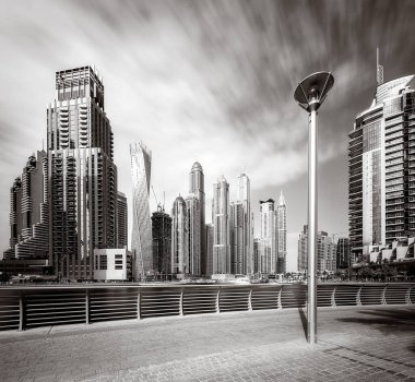 Yat ve bulutlu gökyüzü, Dubai, Birleşik Arap Emirlikleri Dubai Marina Körfezi'nin panoramik görünüm