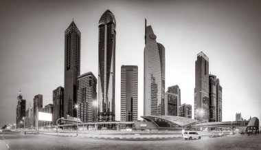 Tek renkli şehir gökdelenleri bulutlu bir gökyüzü altında sakin suyu yansıtan gökdelenler, kentsel gelişim konsepti, Dubai Marina Körfezi BAE