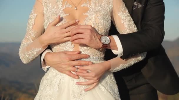 Brudgummen Omfamnar Bruden Vit Klänning Och Sätter Vigselring Hennes Finger — Stockvideo