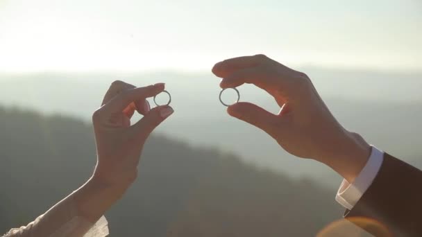 在大自然的背景下 夫妻手中拿着结婚戒指 — 图库视频影像