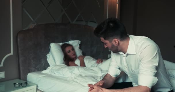 Couple Bedroom Upset Man Woman Bed Having Problems Woman Stand — Stock videók